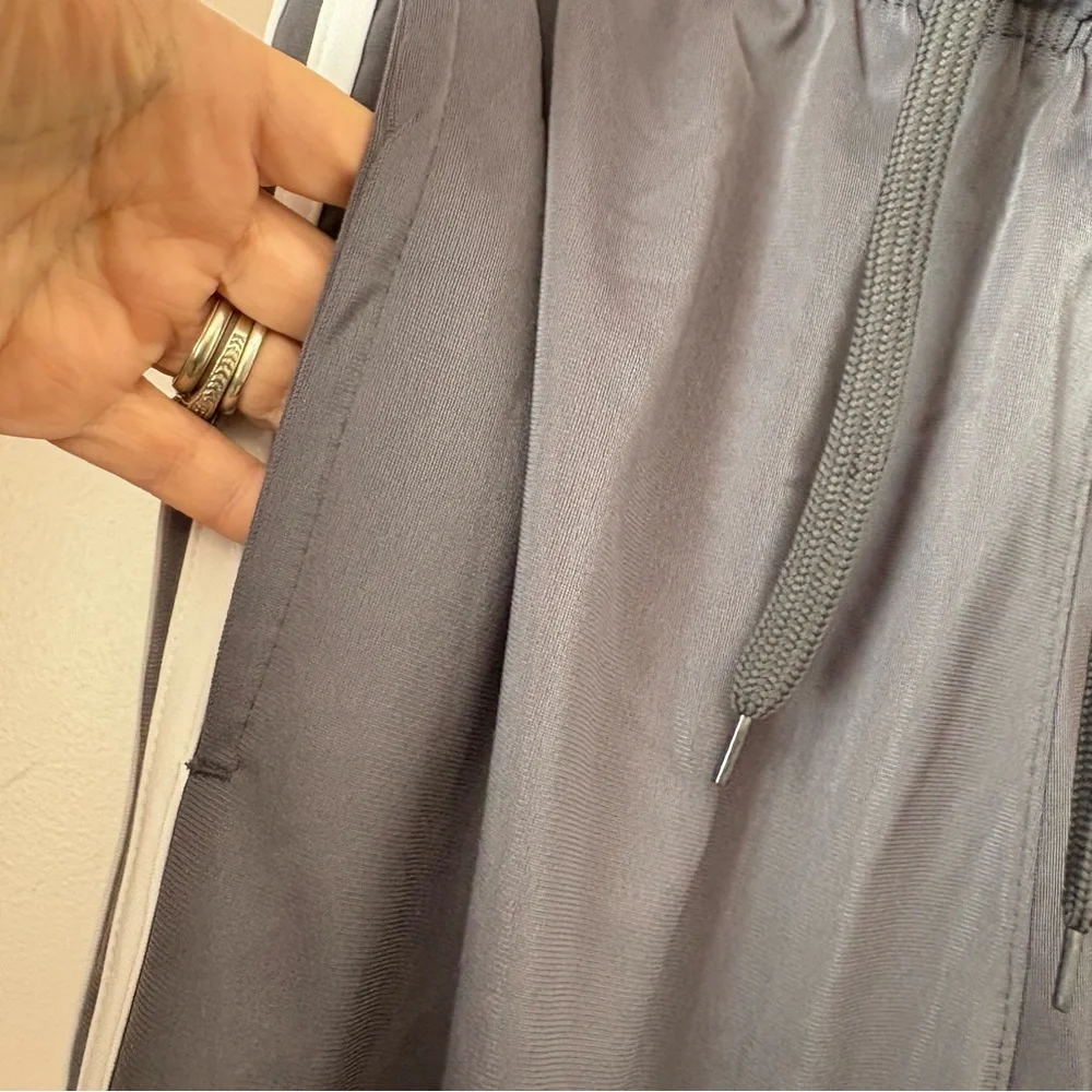 💚Adidas Gray and White Joggers with Classic Stripes - Picture 4 of 9